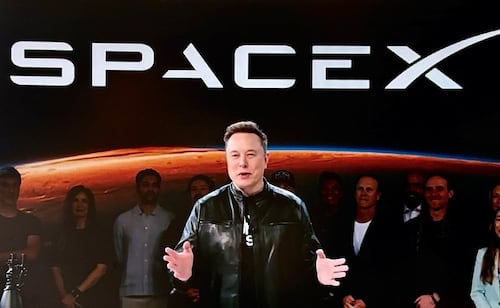 SpaceX testifica ante Concejo de Nueva York sobre riesgos de la IA; no participó en audiencia previa de grandes tecnológicas
