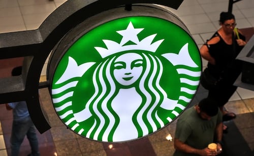 Starbucks acelera sus planes de reestructuración pese a recuperación de las ventas; proceso incluye despidos y cierre de tiendas