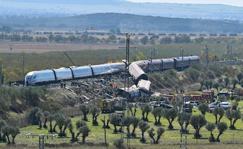 Suman 64 fallecidos por choque de trenes en España; Rey Felipe VI lamenta el "terrible accidente" ferroviario de Toledo