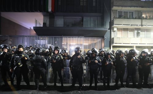 Trabajadores del IMSS bloquean Circuito Interior para exigir mejores condiciones laborales y atención médica; dan portazo en edificio sindical