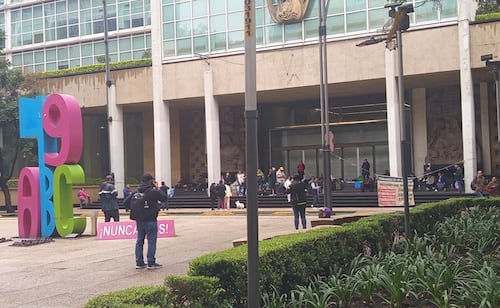 Trabajadores del IMSS bloquean vialidades y realizan plantón en CDMX; exigen aumento salarial y abasto de insumos y equipo médico