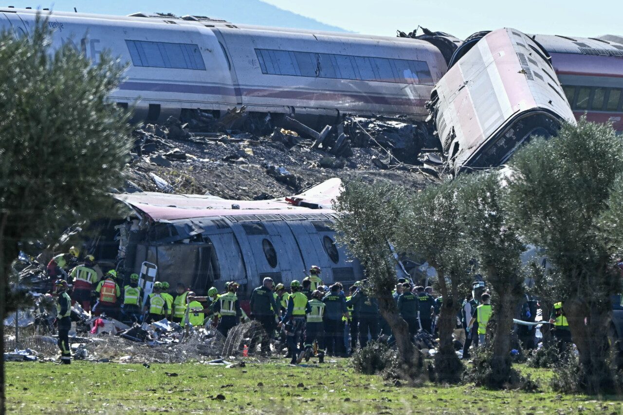 Tragedia en España; dos trenes de alta velocidad chocan, dejan más de 60 muertos y decenas de heridos
