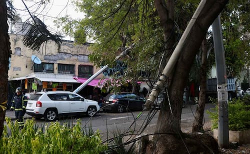Tráiler derriba postes y un semáforo frente al Búnker de Fiscalía CDMX; no se reportan lesionados