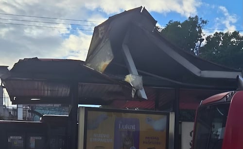 Tráiler golpea techo de estación de Línea 2 del Metrobús; dobla estructura