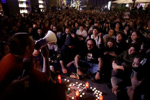 Tras muerte de Maricarmen Abascal, sindicatos españoles llaman a huelga general; exigen mejores salarios y vivienda digna