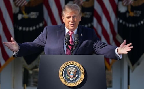 Trump acusa por segunda vez a Fox de cubrir más a los demócratas; recomienda a seguidores ver RSBN