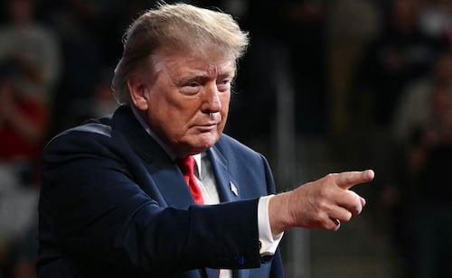 Trump asegura estar cerca de un "gran" acuerdo con México para reducir el déficit comercial; critica relación mercantil con Canadá