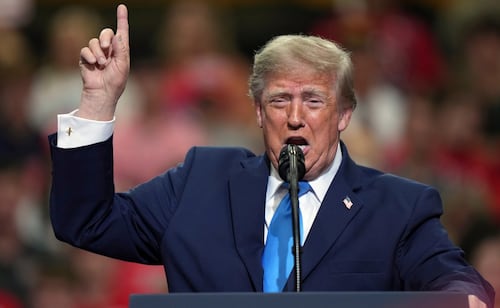 Trump defiende centros de datos de la IA en mitin de campaña; "hay muchísimo dinero por ganar", dice