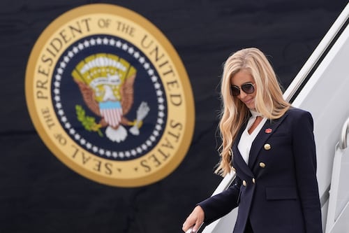 Trump despide a su vocera Katie Zacharia, reportan medios; "si yo fuera tú, me lo replantearía", le dice el mandatario