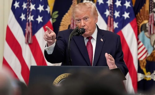 Trump exige que impidan participación de candidata demócrata al Senado por Alaska en elecciones; acusa de fraude electoral