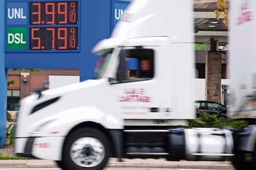 Trump firma orden ejecutiva sobre el diésel rojo; autoriza a estadounidenses comprar combustible libre de impuestos