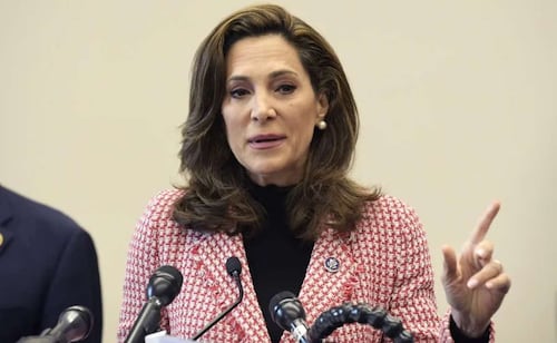 Trump firmará ley para regularizar a ciertos migrantes, dice republicana; Elvira Salazar impulsa propuesta para dar visa "Dignidad"