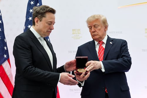 Trump galardona a Elon Musk con la Medalla de Ciencia; lo califica de "tesoro nacional"