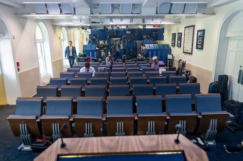 Trump insinúa que sala de prensa de la Casa Blanca podría trasladarse a otro lugar; descarta rehabilitar antigua alberca