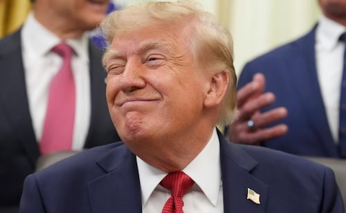 Trump insiste que dará 5 mil dólares si republicanos ganan elecciones legislativas; promete subsidio de 100 dólares a jubilados