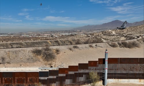 Trump prohíbe drones en la frontera con México; derribarán cualquier unidad de los cárteles con láseres