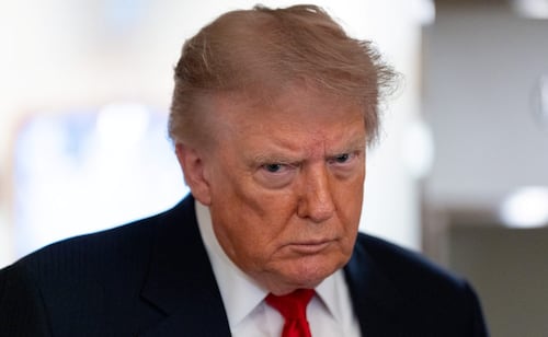 Trump publica teléfono de senador para presionarlo por ley sobre horario de verano; busca que vote a favor de dejarlo permanente