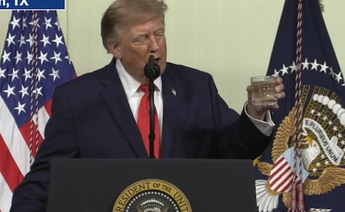 Trump tira vaso de agua para comparar ahorro de combustible con petróleo venezolano; "es ridículo", dice