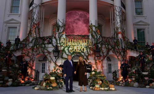 Trump y Melania celebran Halloween en la Casa Blanca; reparten dulces a miles de invitados
