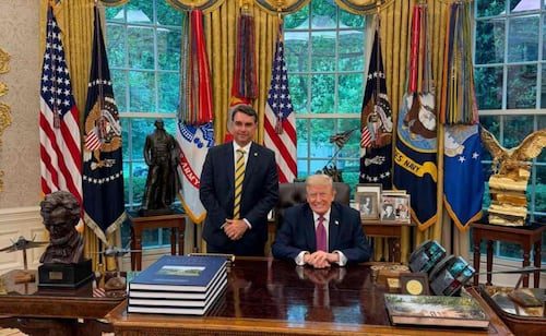Trump y sus asesores ayudaron a Bolsonaro a huir a EU, según New York Times; dice que Flávio tiene "estatus temporal" migratorio
