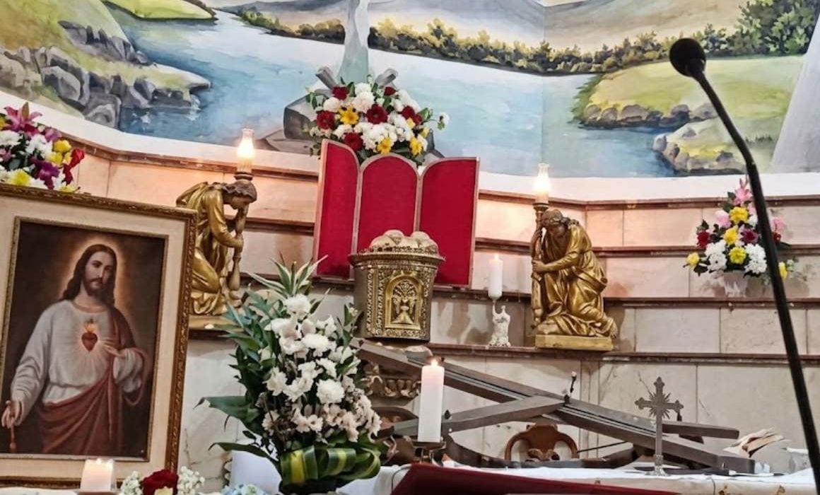 (VIDEO) Fallece sacerdote en plena misa en Ecuador: Le cae encima una enorme cruz con un Jesucristo