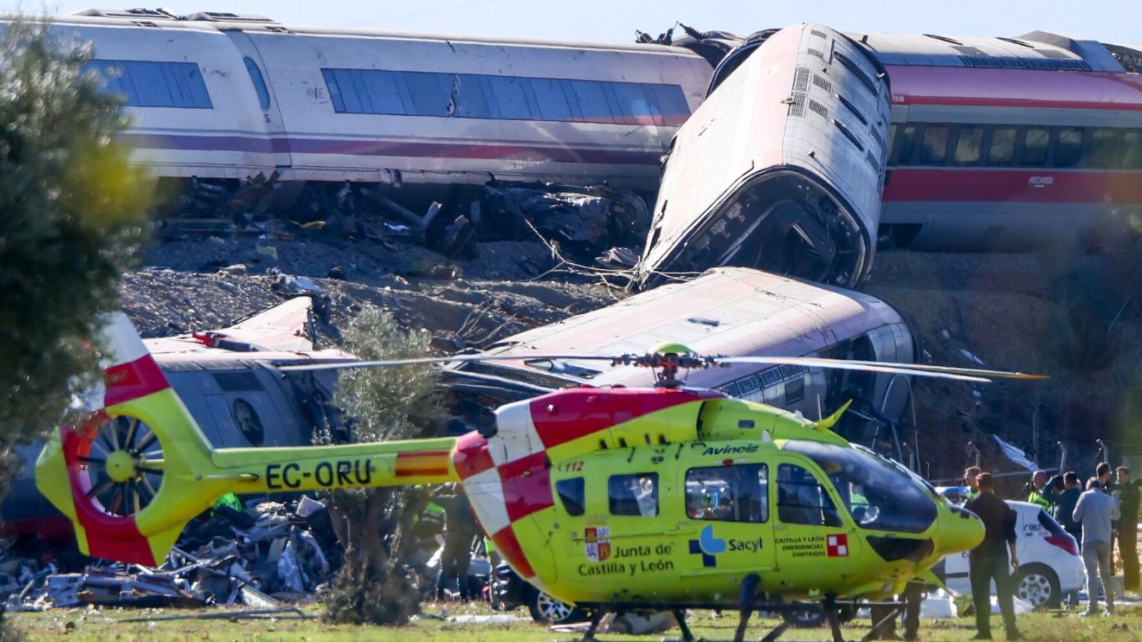 (VIDEO) Tragedia en España: Choque entre dos trenes deja al menos 68 muertos y 80 heridos