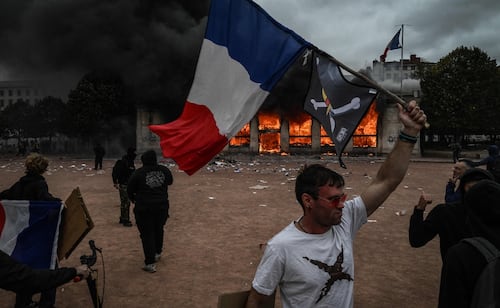 VIDEOS: Disturbios en Francia durante protestas por encarecimiento de la vida; joven pierde una mano al explotarle granada policial