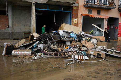 VIDEOS: Inundaciones dejan comunidades confinadas y al menos 4 muertos en España; emiten alerta naraja