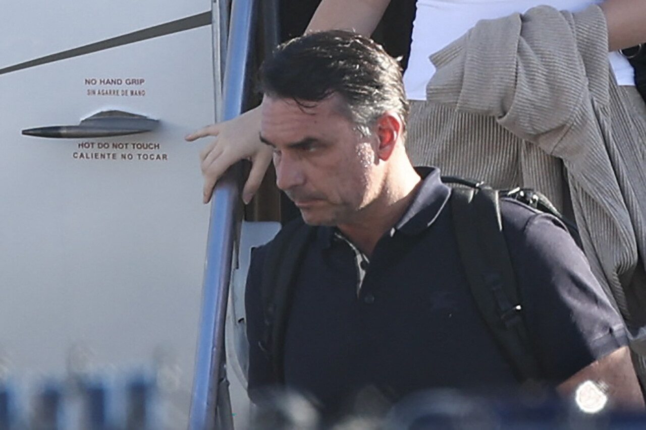 Videos muestran la llegada de Flávio Bolsonaro a Miami tras perder las elecciones contra Lula y huir de Brasil