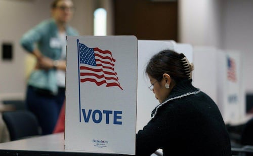 Votantes demócratas aventajan en registros de voto anticipado; suman el 44.6% frente al 31.3% de republicanos