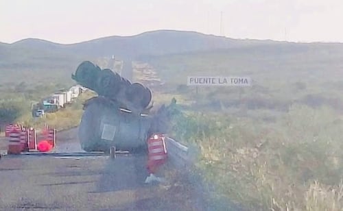 Vuelca remolque con aditivo para combustible en carretera de Sonora; autoridades mantienen cerrado el tránsito